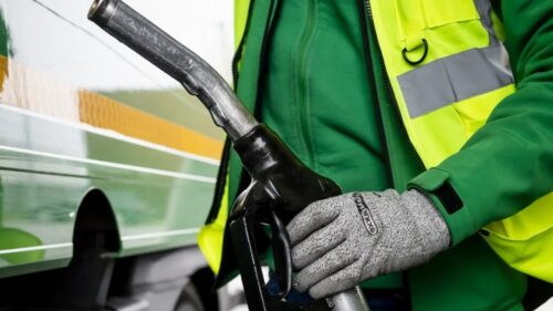 Benzina, corsa dei francesi ai distributori liguri: code al confine per fare il pieno in Italia