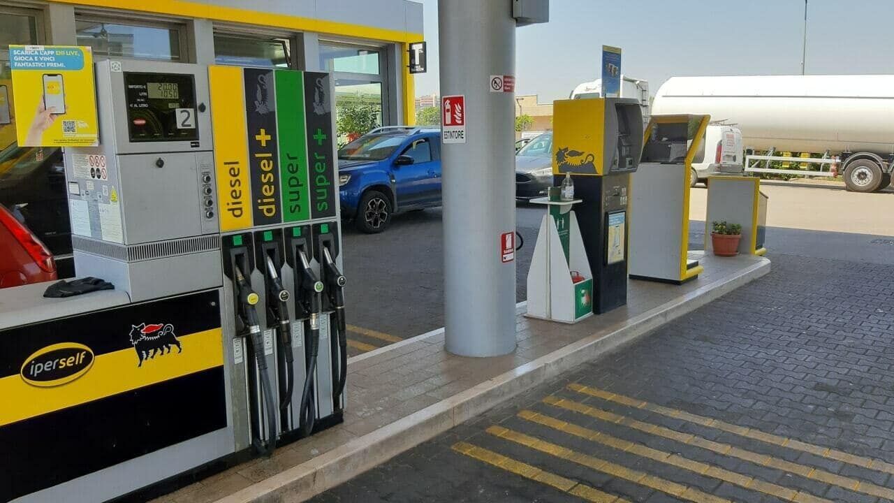 Carburanti, l’Italia rischia di avere i prezzi più cari d’Europa: dal 1° maggio possibile stangata su benzina e diesel