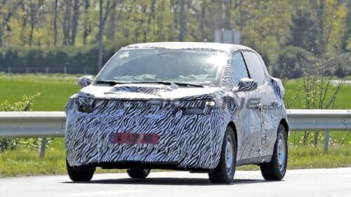 Nuova Dacia elettrica 2026: prime foto spia della city car entry-level da 18.000 euro