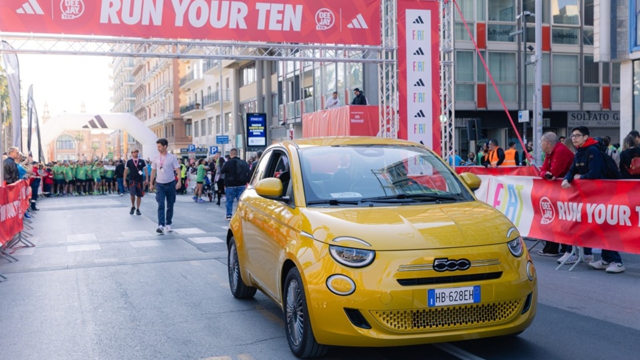 Fiat 500 Hybrid accende la DEEJAY TEN 2026 a Bari