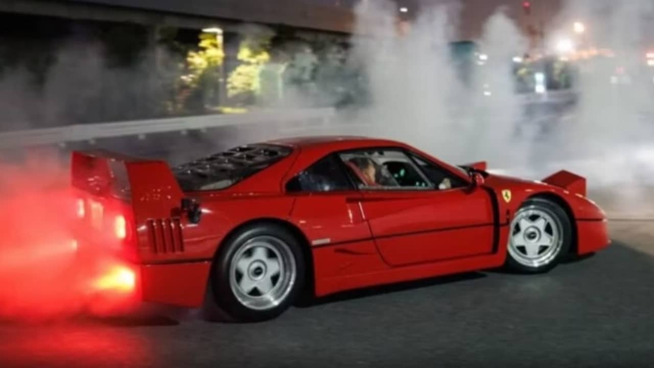 Hamilton, che show con la Ferrari F40: drift mozzafiato a Tokyo insieme a Kim Kardashian
