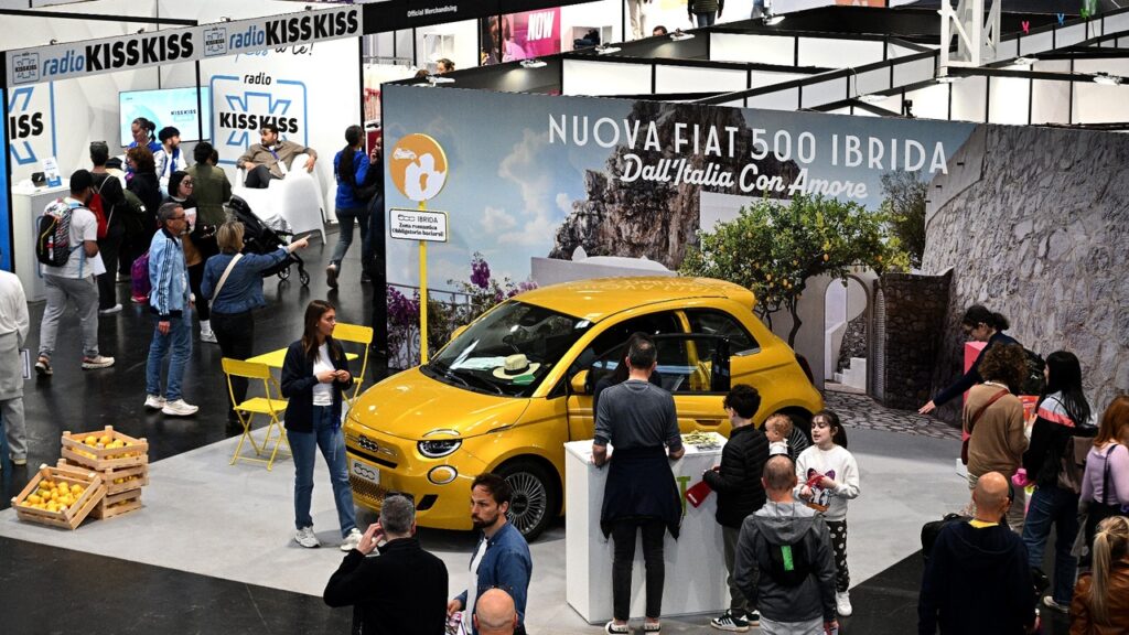 FIAT presente alla Wizz Air Milano Marathon 2026 con Grande Panda, 500 Hybrid e Topolino