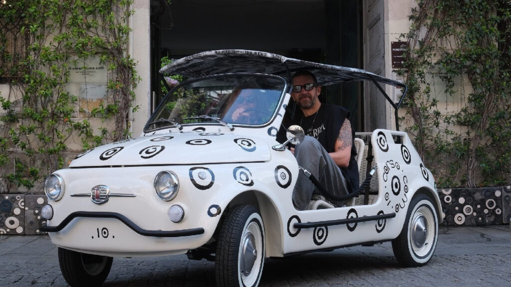 Garage Italia Customs reinterpreta la Dolce Vita: alla Milano Design Week 2026 debutta la nuova 500 Spiaggina MY26