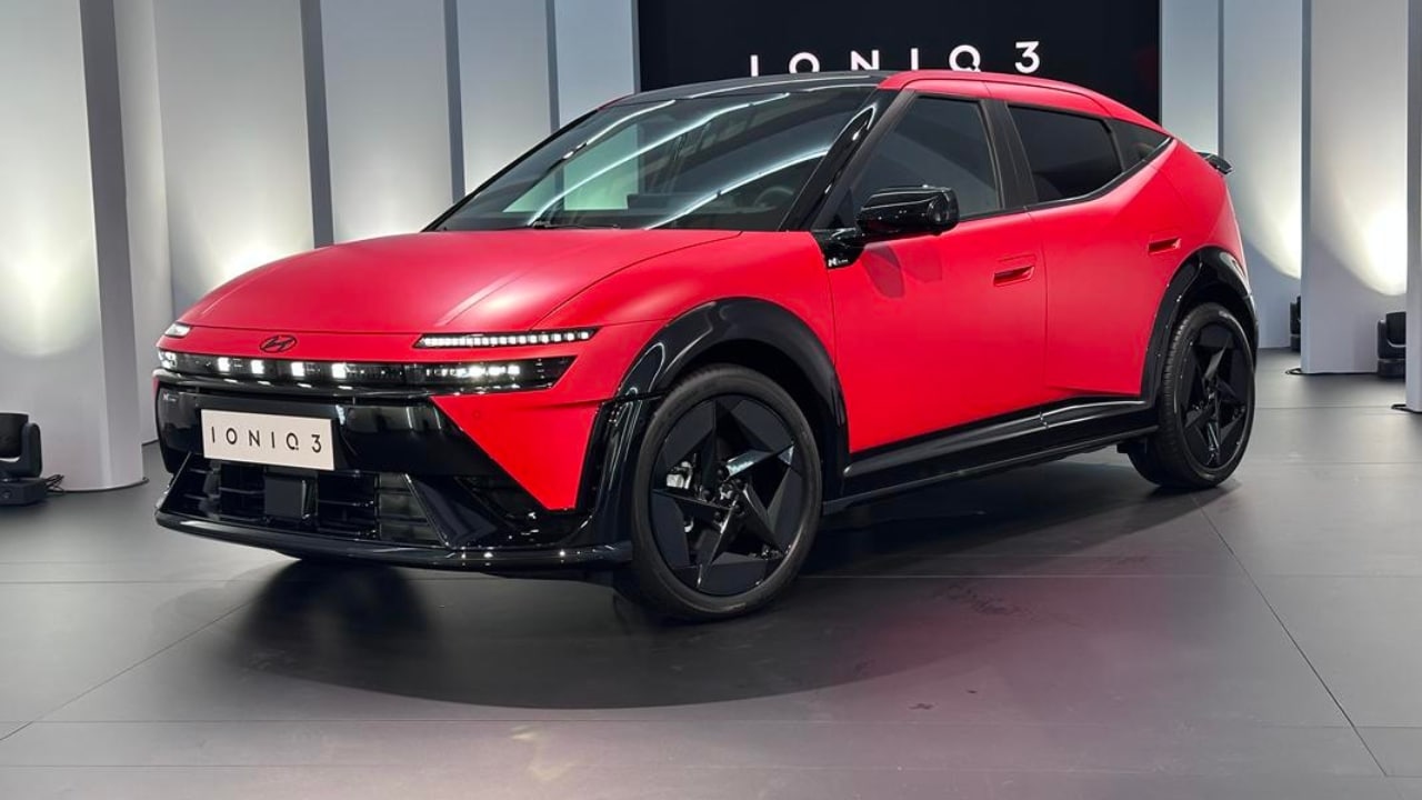 Hyundai IONIQ 3, eccola dal vivo: la compatta elettrica cambia passo