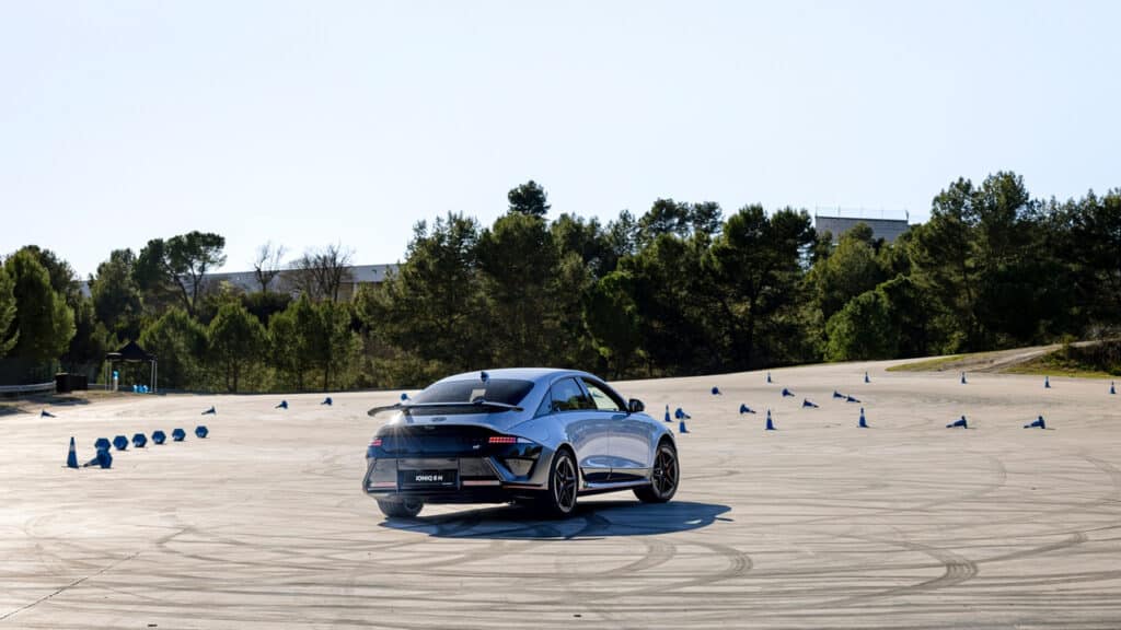 Hyundai IONIQ 6 N, la berlina elettrica che cambia le regole: 650 CV per una nuova idea di sportività