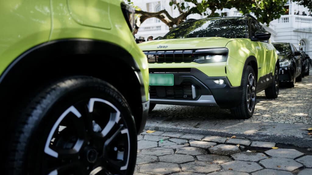 Jeep Avenger cambia volto: il SUV si mostra per la prima volta con il nuovo look