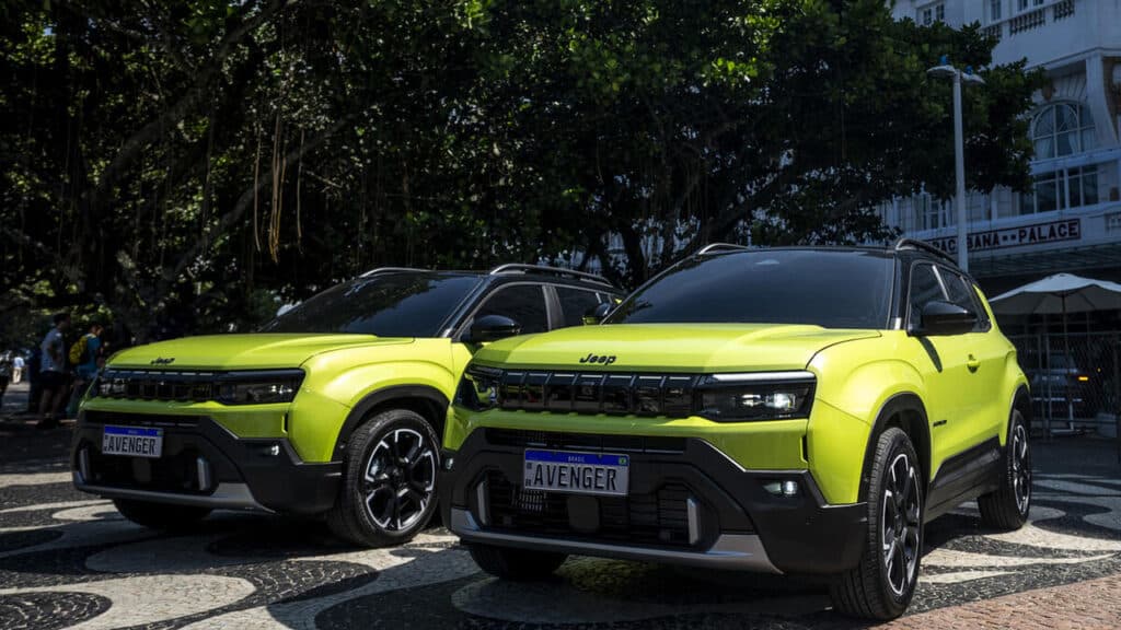 Jeep Avenger cambia volto: il SUV si mostra per la prima volta con il nuovo look