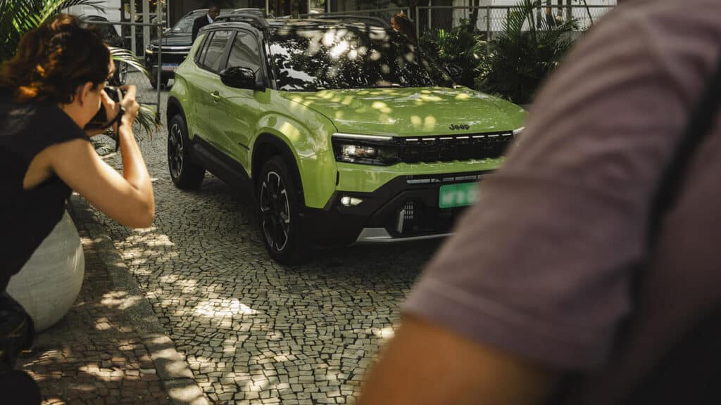 Jeep Avenger cambia volto: il SUV si mostra per la prima volta con il nuovo look