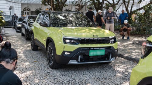 Jeep Avenger cambia volto: il SUV si mostra per la prima volta con il nuovo look
