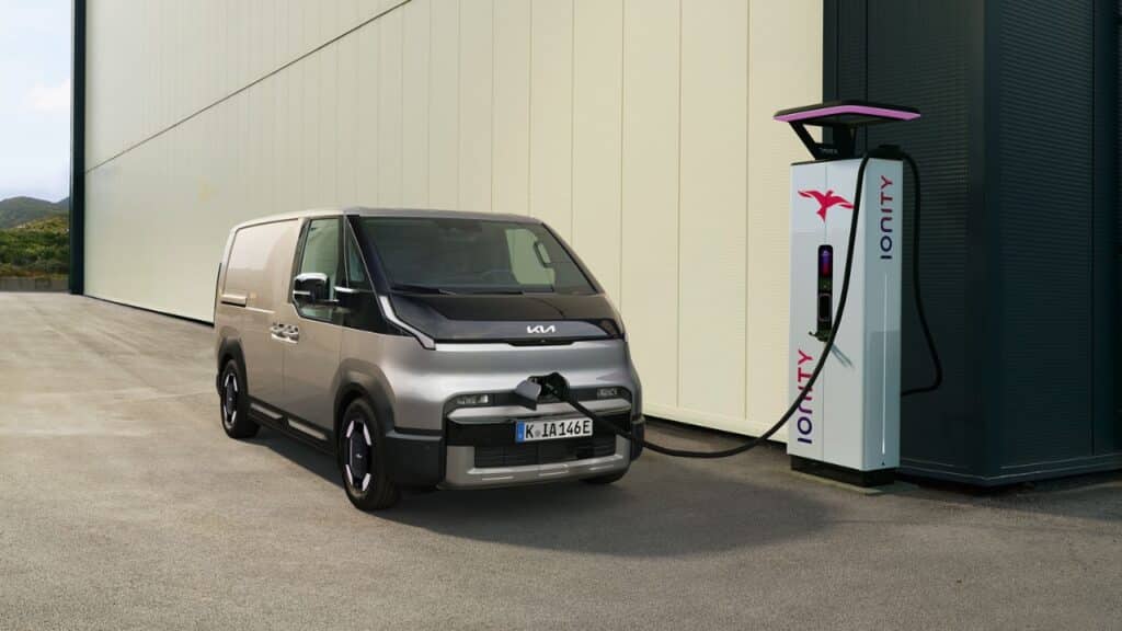 Kia PV5 Crew Van: con un solo comando si trasforma da cargo a due posti a Van a cinque posti