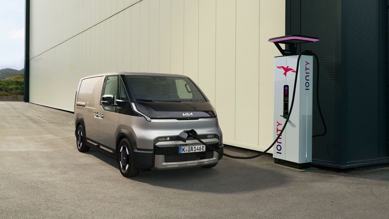 Kia PV5 Crew Van: con un solo comando si trasforma da cargo a due posti a Van a cinque posti