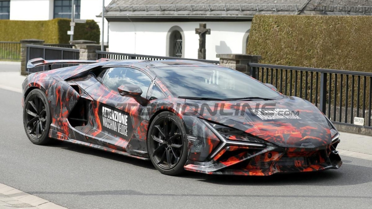 Lamborghini Revuelto SV, foto spia: la versione Super Veloce ibrida punta ai 1.100 CV