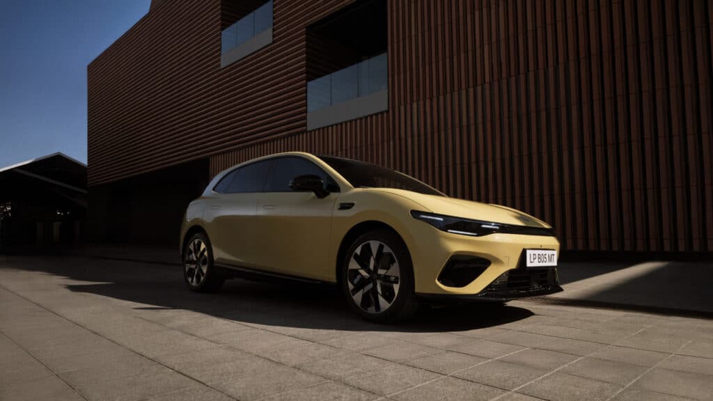 Leapmotor B05, aperti gli ordini in Italia: i prezzi della nuova elettrica sportiva