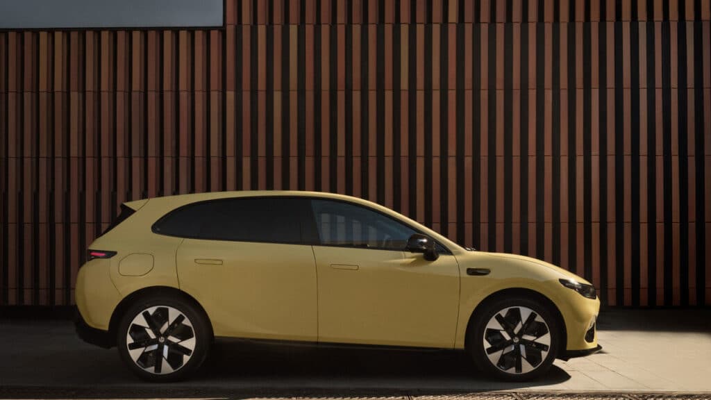 Leapmotor B05, aperti gli ordini in Italia: i prezzi della nuova elettrica sportiva