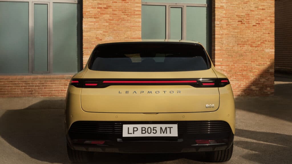 Leapmotor B05, aperti gli ordini in Italia: i prezzi della nuova elettrica sportiva