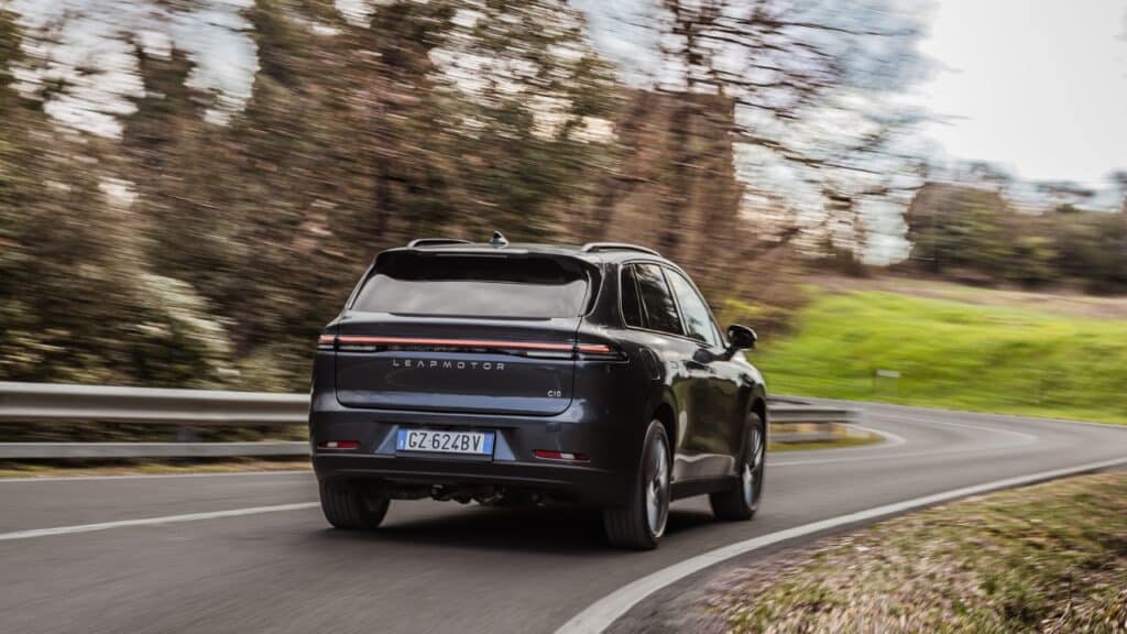 Leapmotor C10 Reev Hybrid, può percorrere fino a 145 km in elettrico e 970 km senza fermarsi