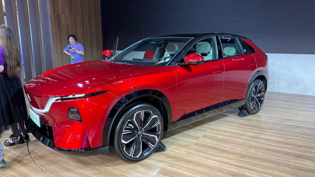 Mazda CX-6e protagonista al Salone di Pechino 2026: il SUV elettrificato si prepara la sfida globale