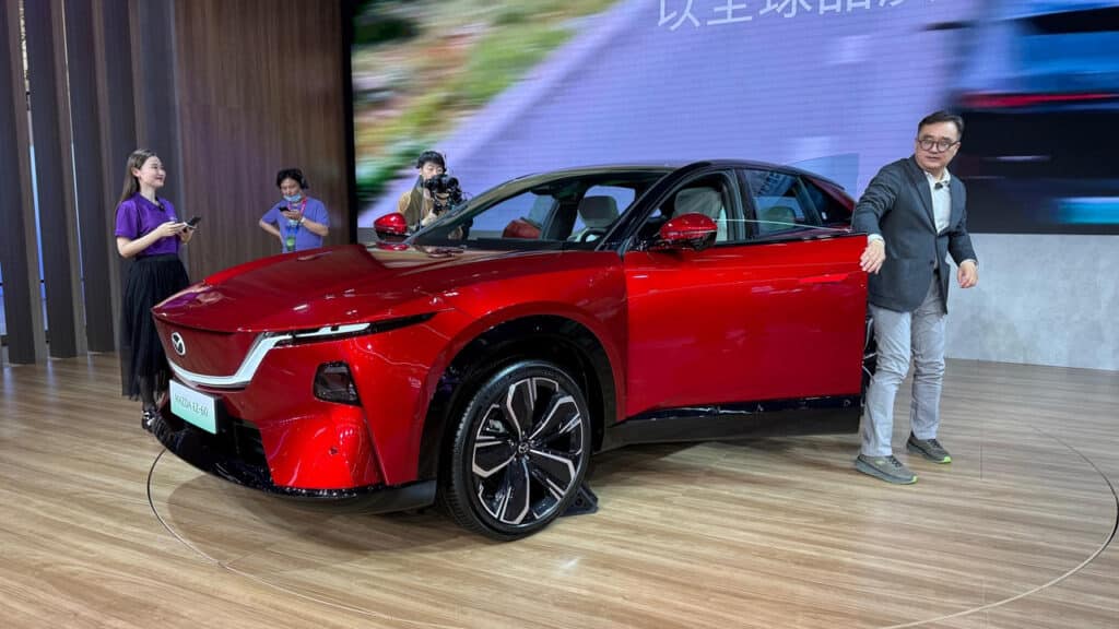 Mazda CX-6e protagonista al Salone di Pechino 2026: il SUV elettrificato si prepara la sfida globale