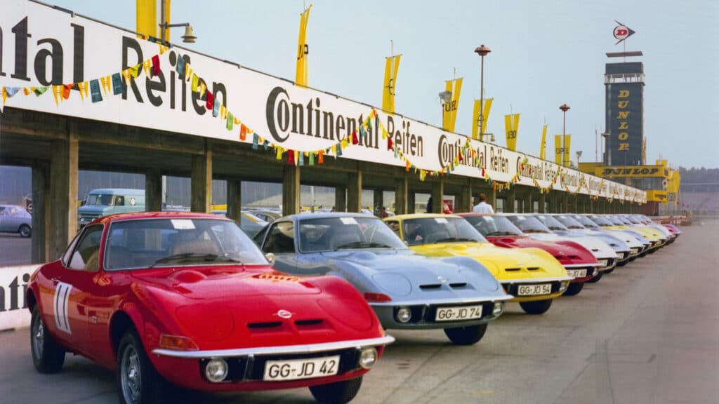 Opel protagonista all’Hockenheim Historic: 125 anni di motorsport tra icone leggendarie e futuro elettrico