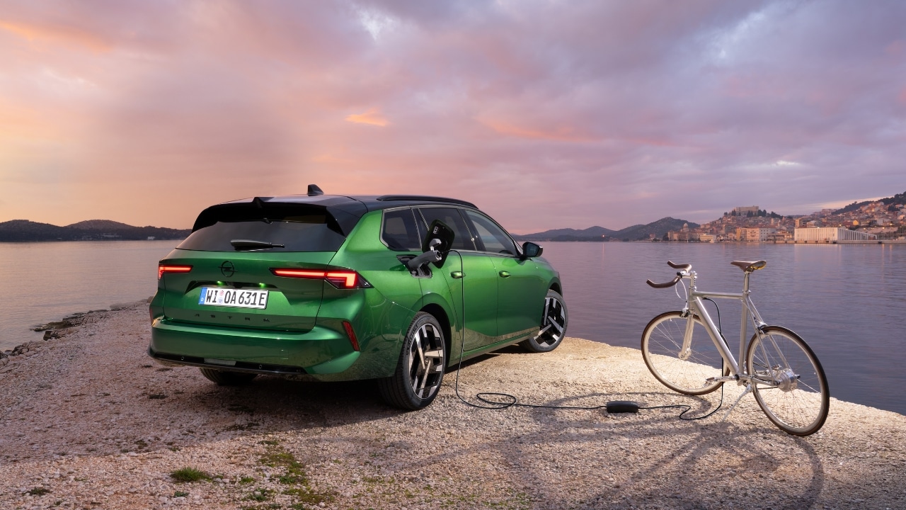 Opel Astra Electric 2026: ricarica bidirezionale V2L e autonomia fino a 454 km