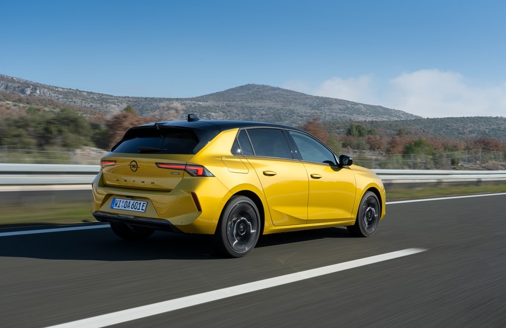 Le nuove Opel Astra e Astra Sports Tourer hanno portato la coppia di bestseller del marchio del Fulmine ad un nuovo ed evoluto livello di modernità, che passa attraverso un design completamente rinnovato, un marcato upgrade tecnologico ad alta carica innovativa ed un altrettanta significativa evoluzione delle meccanica che si concretizza in una variegata e completa gamma di motorizzazioni che comprende opzioni termiche, ibride ed elettriche. Prodotte nello stabilimento di Russhelsheim, le nuove Astra, proposte sul mercato italiano con prezzi da 32.450 €, sfoggiano un design ancora più distintivo, con il frontale dominato dal nuovo Opel Vizor, ora più affilato e arricchito dall'inedito logo del Blitz illuminato. Tale dettaglio stilistico contribuisce a rendere la vettura immediatamente riconoscibile, così come i nuovi cerchi in lega e le audaci tinte carrozzeria tra le quali spiccano le nuove "Kontur White" e "Klover Green". Tra le tecnologie più impattanti ci sono, disponibili a richiesta, i nuovi fari Intelli-Lux HD a matrice di LED con oltre 50.000 elementi, capaci di adattarsi alla guida notturna migliorando visibilità e sicurezza. Nell'abitacolo della nuova Opel Astra la Casa tedesca è intervenuta per aumentare il comfort e la qualità percepita, con gli interni della vettura che hanno accolto i nuovi sedili ergonomici Intelli-Seat, di serie su tutta la gamma, che garantiscono comodità e supporto ottimale anche nei lunghi viaggi. L'aggiornamento degli interni della Opel Astra ha riguardato anche la tecnologia, con l'interfaccia digitale che è stata resta più intuitiva grazie a nuove grafiche e display migliorati sul fronte della leggibilità. A sottolineare l'attenzione alla sostenibilità di Opel ci sono poi i materiali vegani e i rivestimenti innovativi come il ReNewKnit, disponibile per i sedili, che crea un effetto simile alla pelle camosciata di alta qualità. Sul fronte delle motorizzazioni, le nuove Opel Astra e Astra Sports Tourer propone una rosa ampia con la possibilità di scegliere tra versioni elettriche, ibrida plug-in, ibride con tecnologia a 48 Volt e con motori endotermici, con livelli di potenza compresi tra 130 e 196 CV. Partendo dalla versione 100% elettrica, dotata di funzione di ricarica bidirezionale Vehicle-to-Load (V2L) che consente di alimentare dispositivi esterni, questa monta un motore da 156 CV e 270 Nm di coppia, abbinato a una batteria da 58 kWh, capace di garantire fino a 454 km d'autonomia dichiarata nel ciclo WLTP (445 km per la variante Sports Tourer) e di ricaricarsi dal 20 all'80% in circa 30 minuti in una stazione di ricarica rapida da 100 kW. Opel Astra Plug-in Hybrid