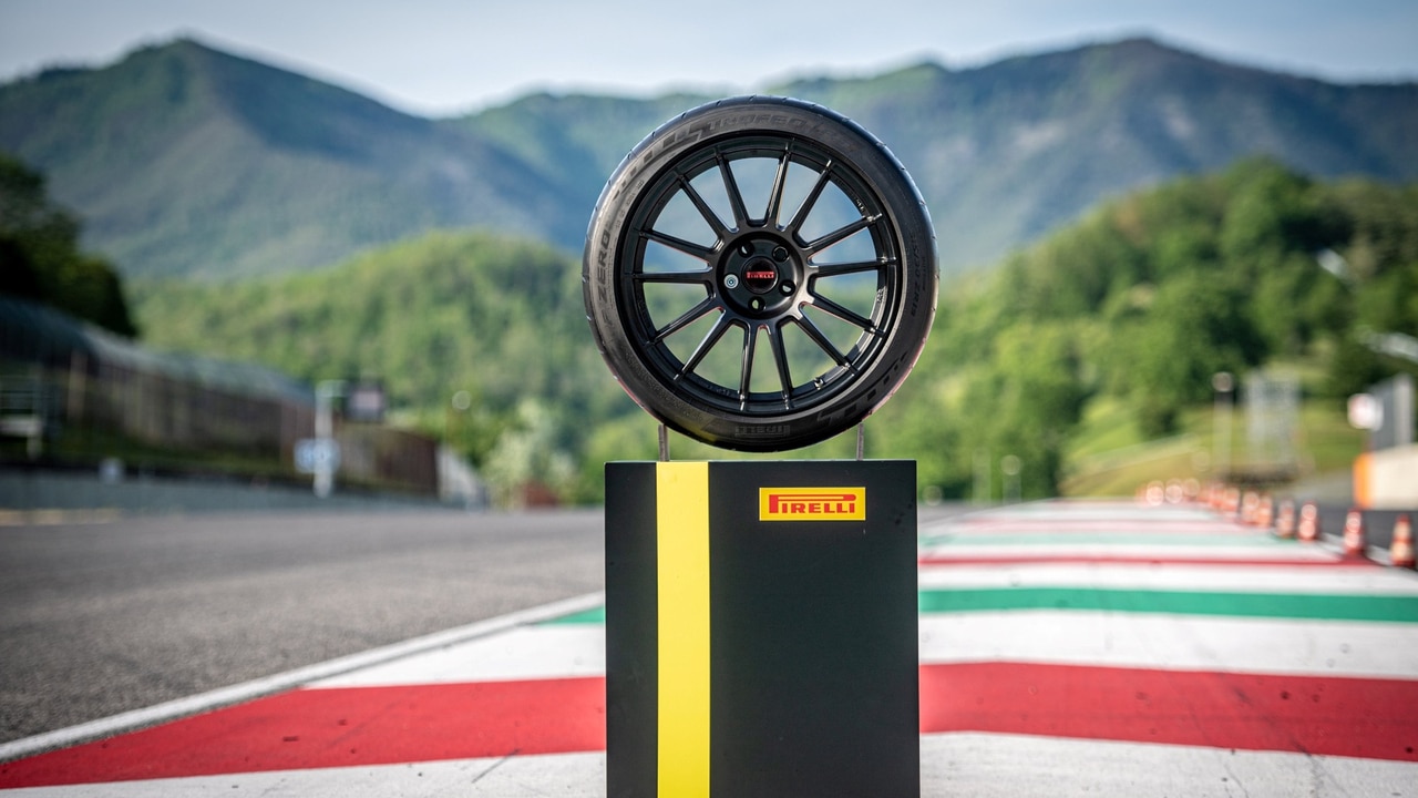 Tyre Reviews premia Pirelli P Zero Trofeo RS: è il migliore tra i semi-slick stradali