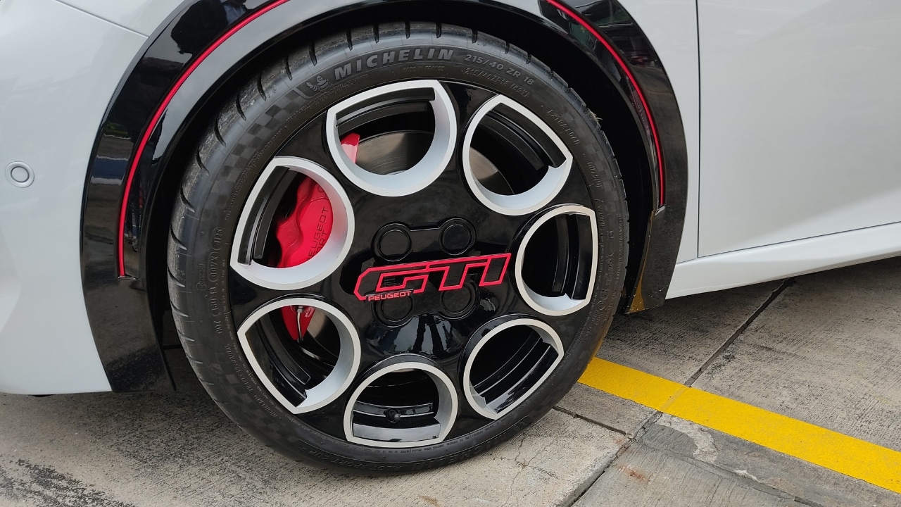 Peugeot 208 GTi 2026: la compatta elettrica sportiva vista dal vivo