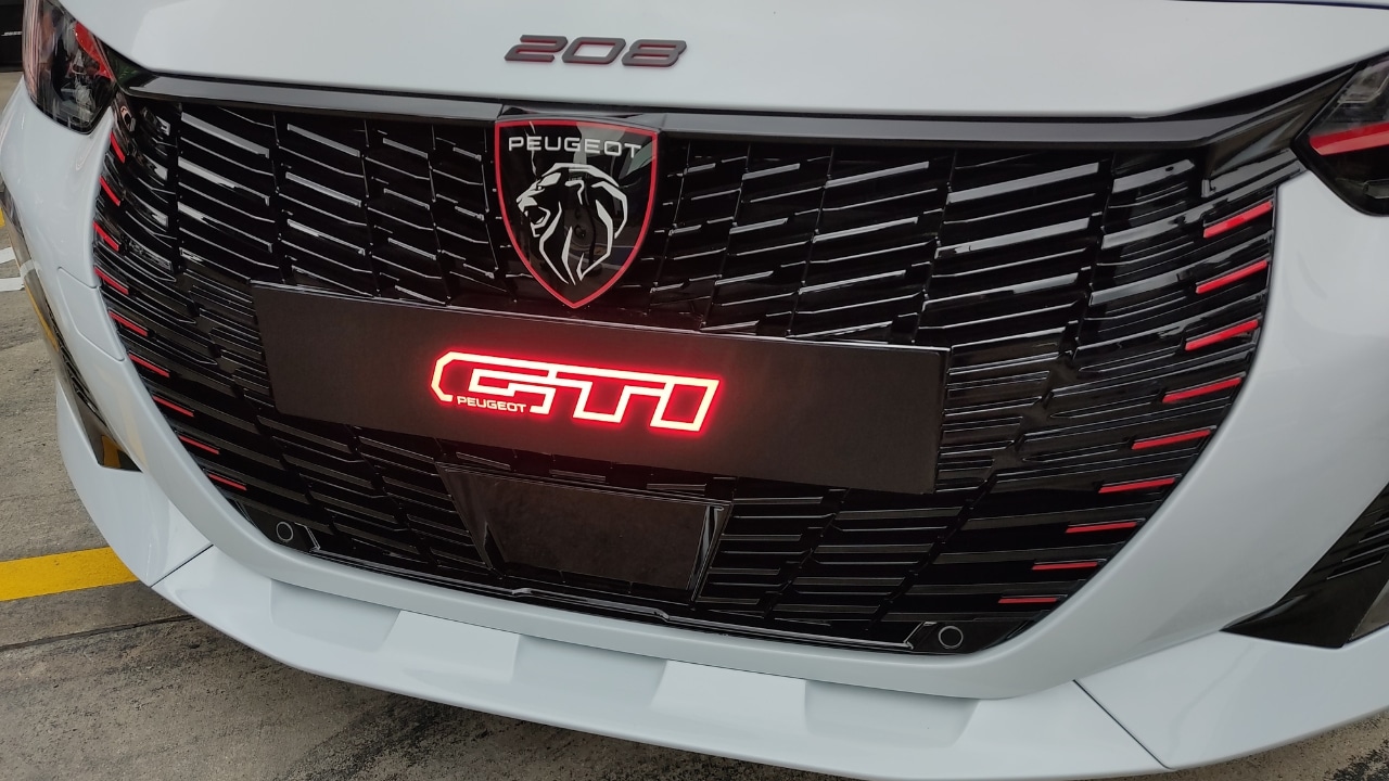 Peugeot 208 GTi 2026: la compatta elettrica sportiva vista dal vivo