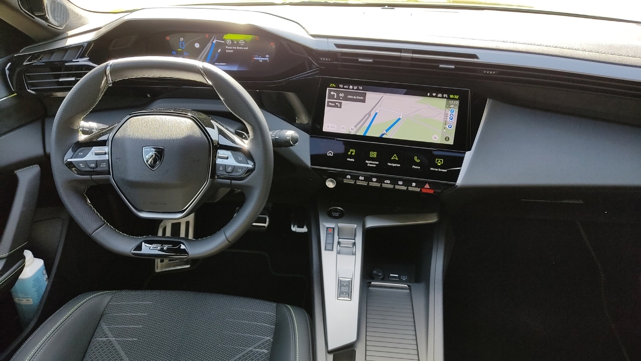 Peugeot 408 2026: con il restyling sulle strade di Marsiglia