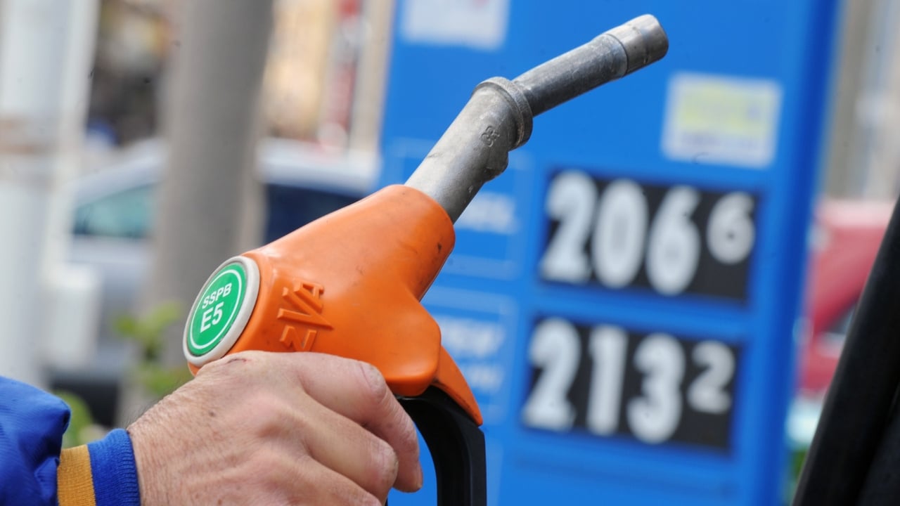 Prezzi benzina: continua la lieve discesa, ma il petrolio risale