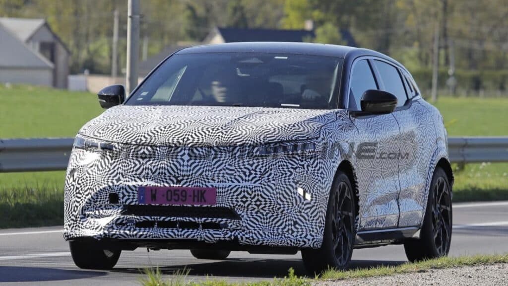 Renault Megane E-Tech 2027: le foto spia del restyling catturato in strada
