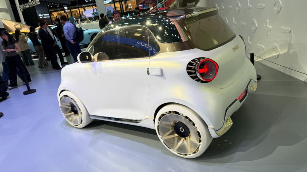 Smart #2 Concept debutta al Salone di Pechino 2026: la city car elettrica riporta il marchio alle origini