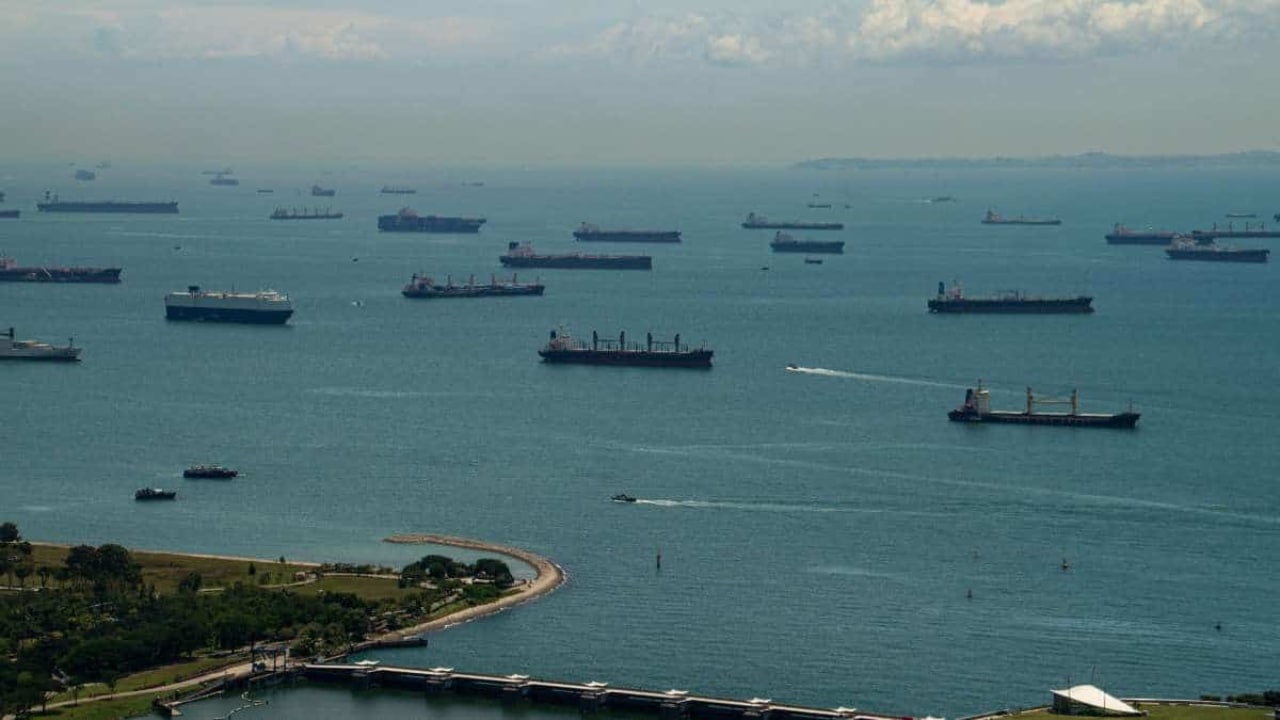 Stretto di Hormuz riaperto e poi chiuso di nuovo: allarme per energia e auto elettriche