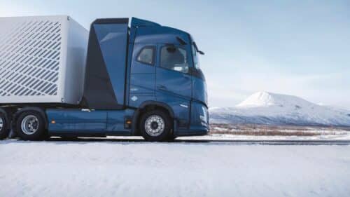 Volvo Trucks: test su strada per i nuovi camion con motori a combustione a idrogeno