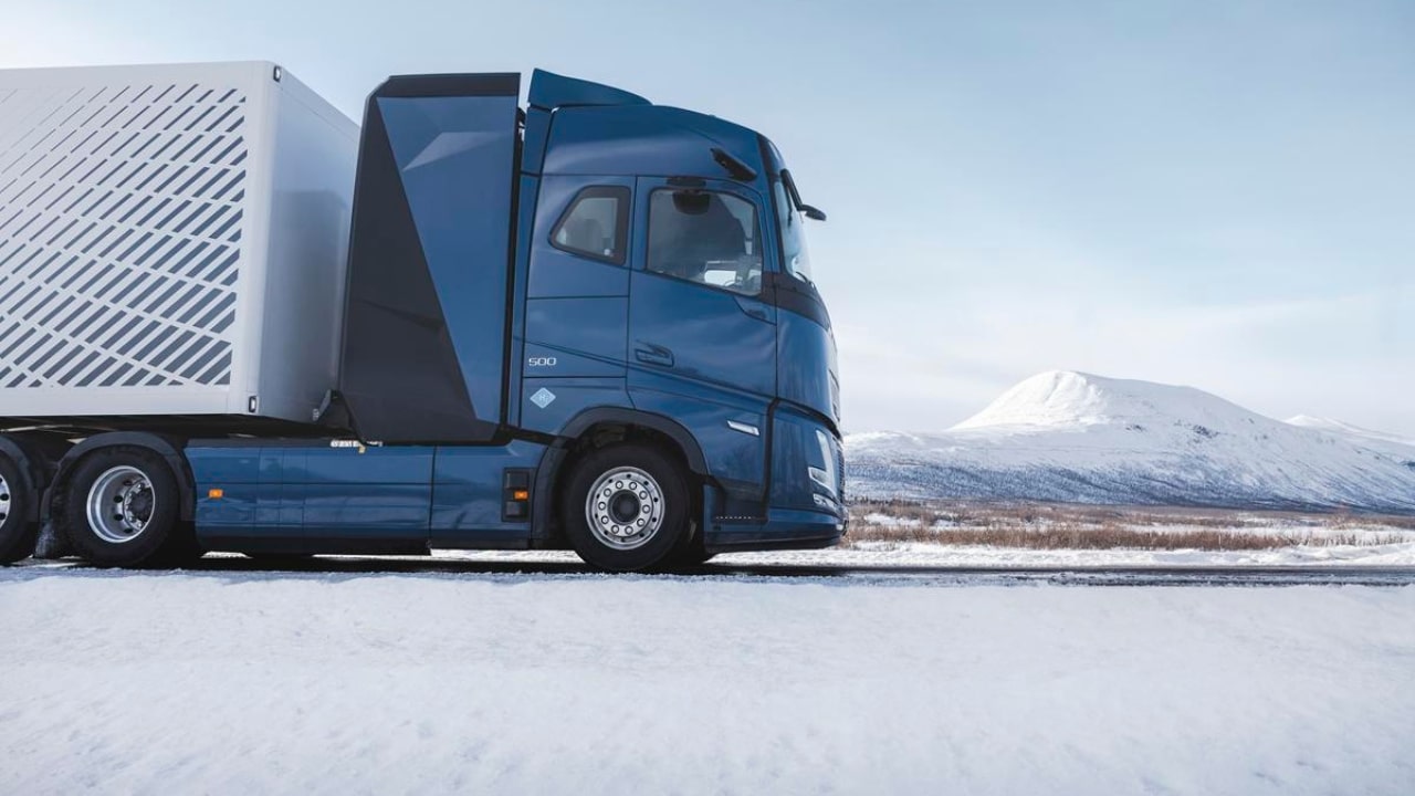 Volvo Trucks: test su strada per i nuovi camion con motori a combustione a idrogeno
