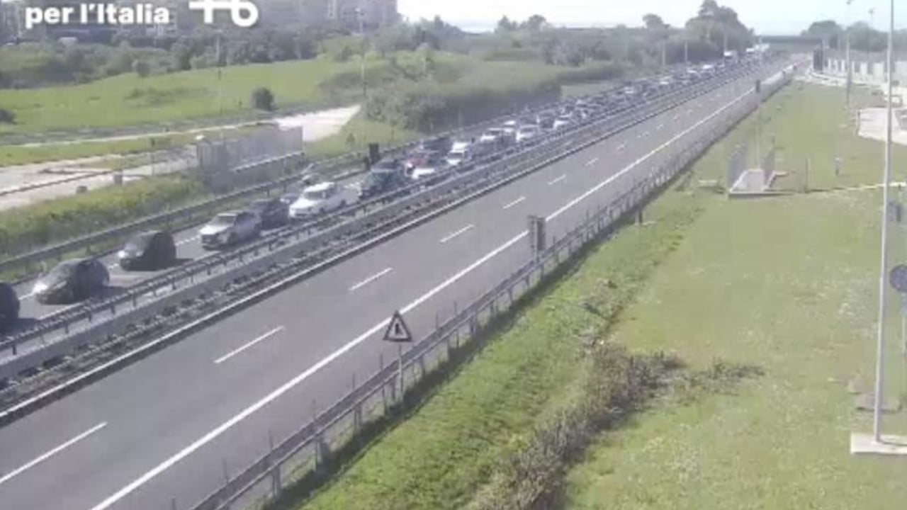 Autostrada A14 chiusa in Molise in entrambe le direzioni a causa di una frana a Petacciato: caos traffico