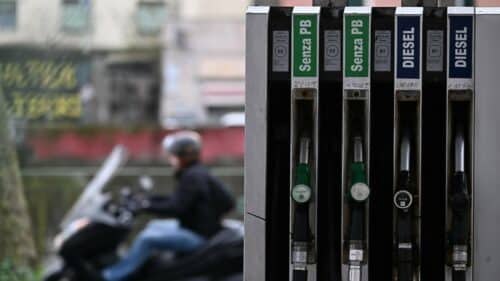 Caro carburanti, il governo approva la proroga del taglio delle accise fino al Primo maggio