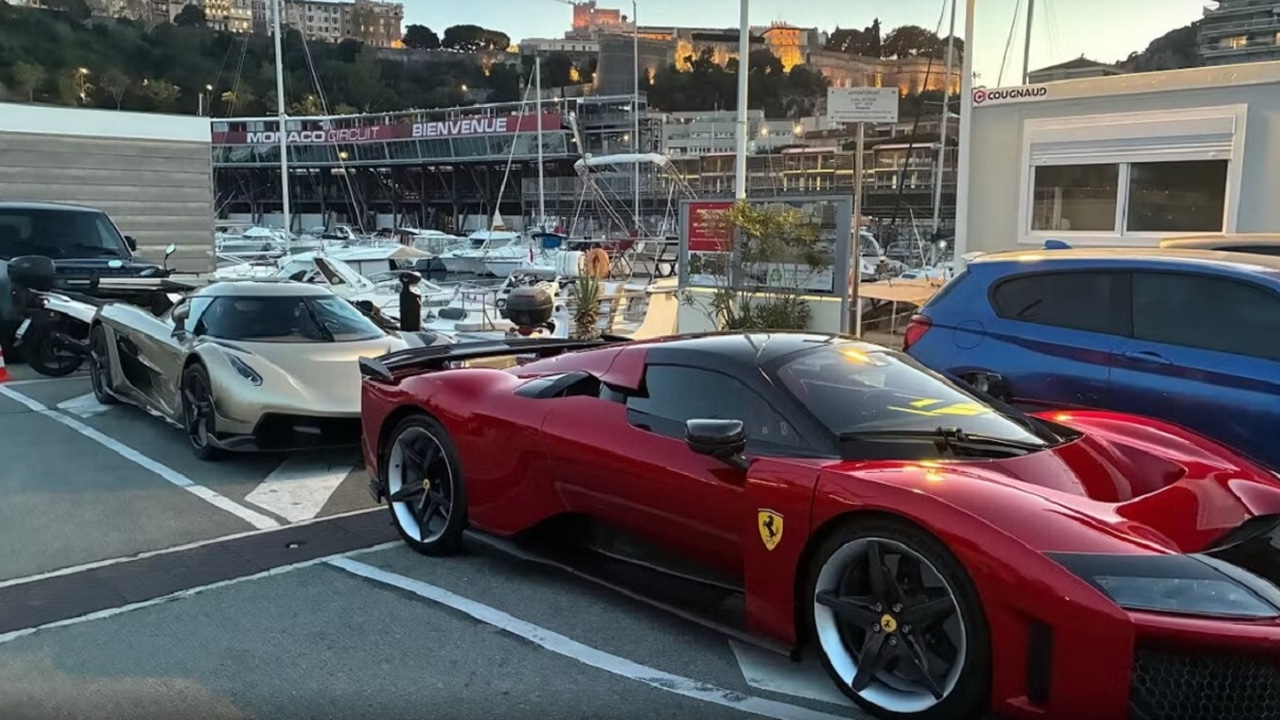 Leonardo Maria Del Vecchio, show al porto di Monaco con Ferrari F80 e Koenigsegg Jesko Attack