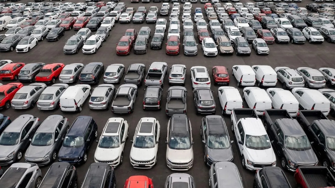 Mercato auto, marzo chiude in crescita: avanzano ibride ed elettriche, ancora in calo benzina e diesel