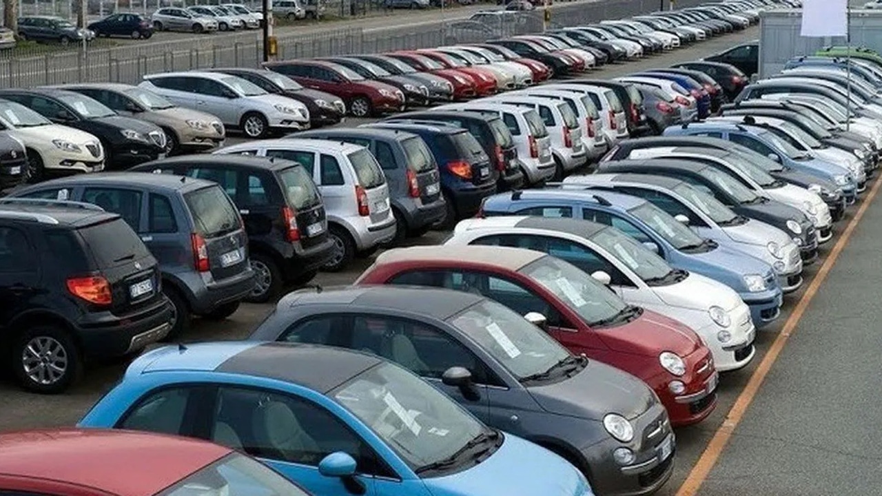 Mercato dell’auto usata, febbraio torna positivo: crescono minivolture e ibride, ma il bimestre resta in calo