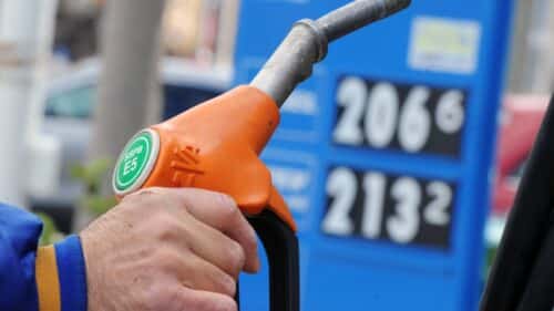 Carburanti, prezzi benzina e diesel restano stabili: ma a Pasqua è stata stangata