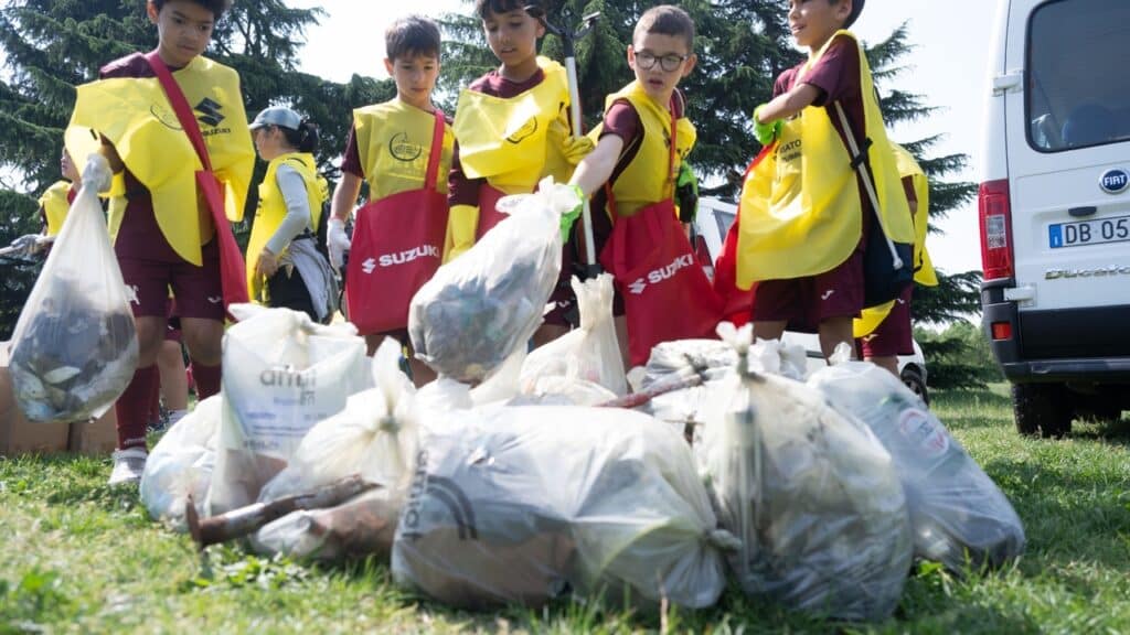 Suzuki Save The Green, raccolti 100 kg di rifiuti con i giovani del Torino FC