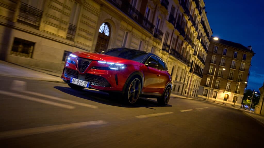 Alfa Romeo Junior si rinnova e ritrova Pedro Alonso: tecnologia di serie e nuovo spot