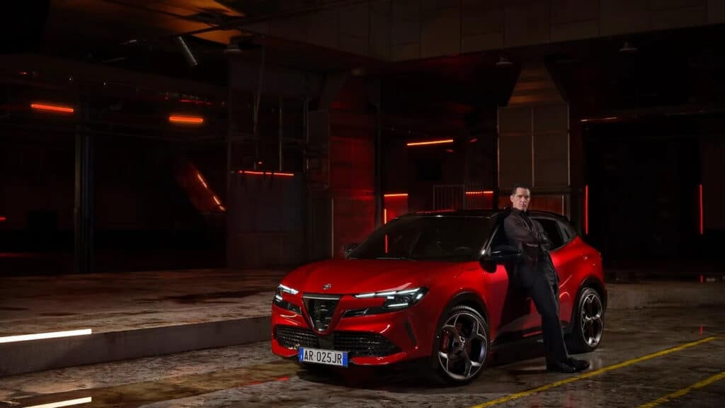 Alfa Romeo Junior si rinnova e ritrova Pedro Alonso: tecnologia di serie e nuovo spot