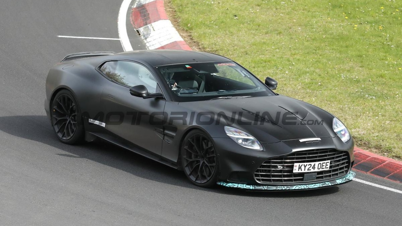Aston Martin Vanquish S 2027 avvistata in pista: più aerodinamica e ancora V12