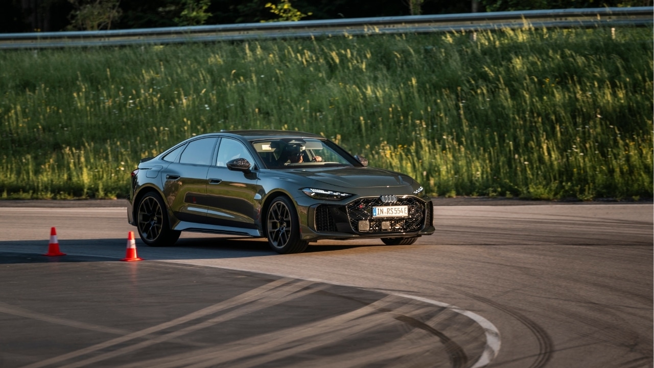 Audi RS 5 2026: la sportività diventa plug-in sulle Alpi austriache