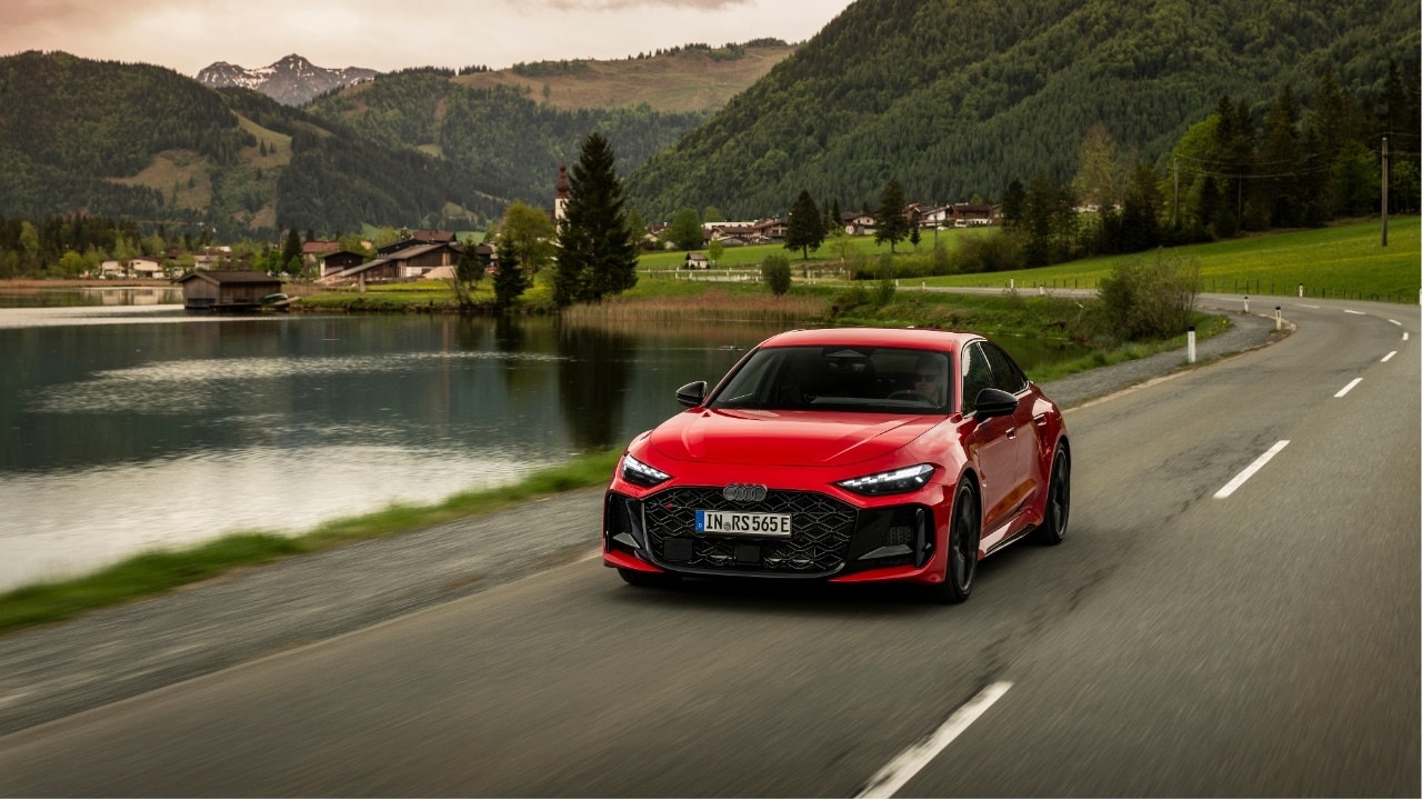 Audi RS 5 2026: la sportività diventa plug-in sulle Alpi austriache