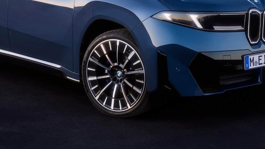 Pirelli P Zero: due pneumatici su misura per la nuova BMW iX3