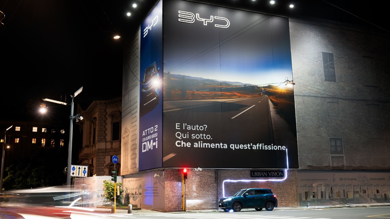 BYD sorprende a Milano: la Atto 2 DM-i alimenta un’affissione luminosa