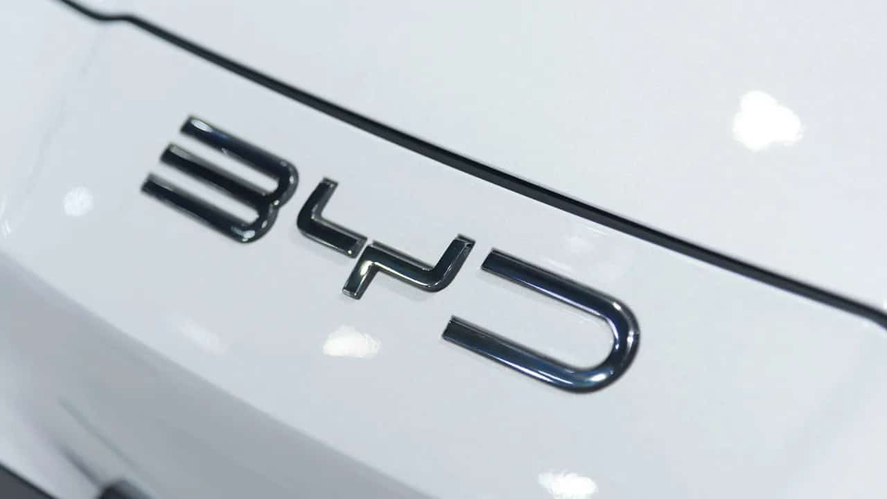 BYD punta sull’Europa: gli stabilimenti italiani di Stellantis finiscono sotto i riflettori